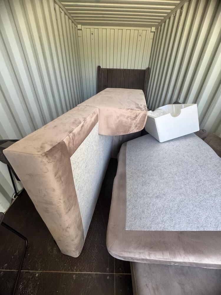 Farnham Self storage auction IB-5523