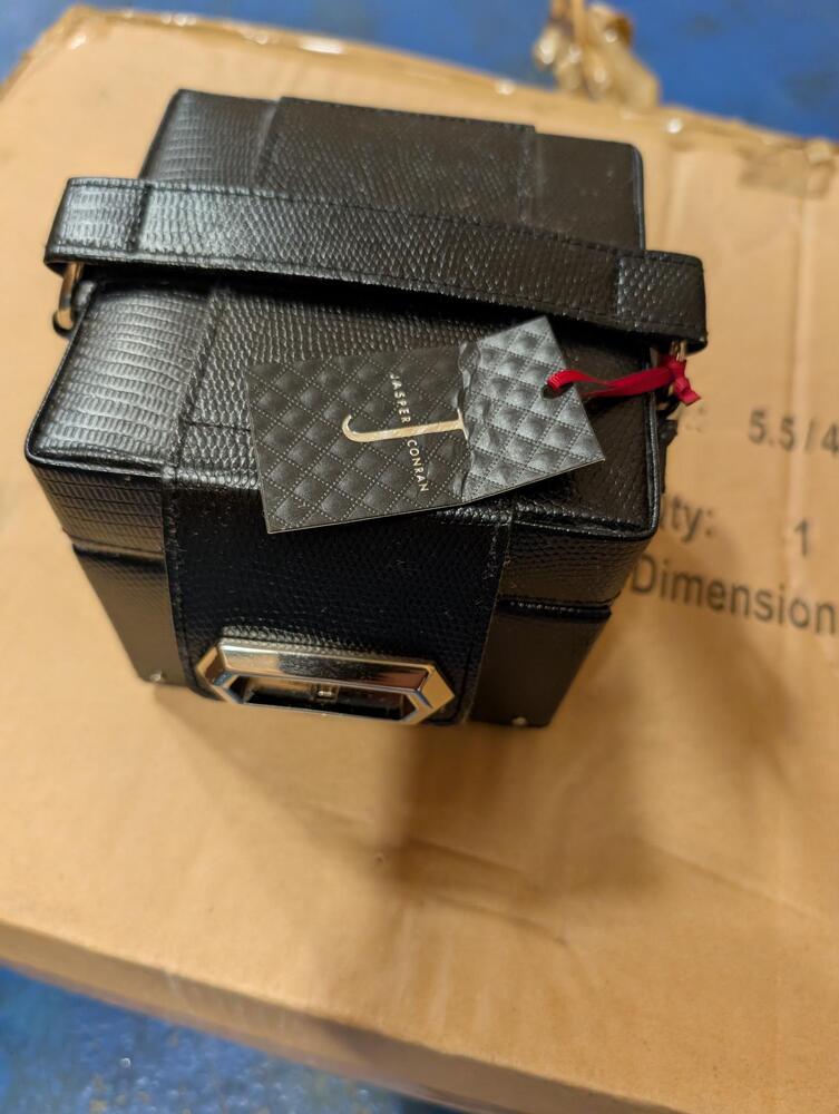 Crawley   storage facility unit auction IB-7290