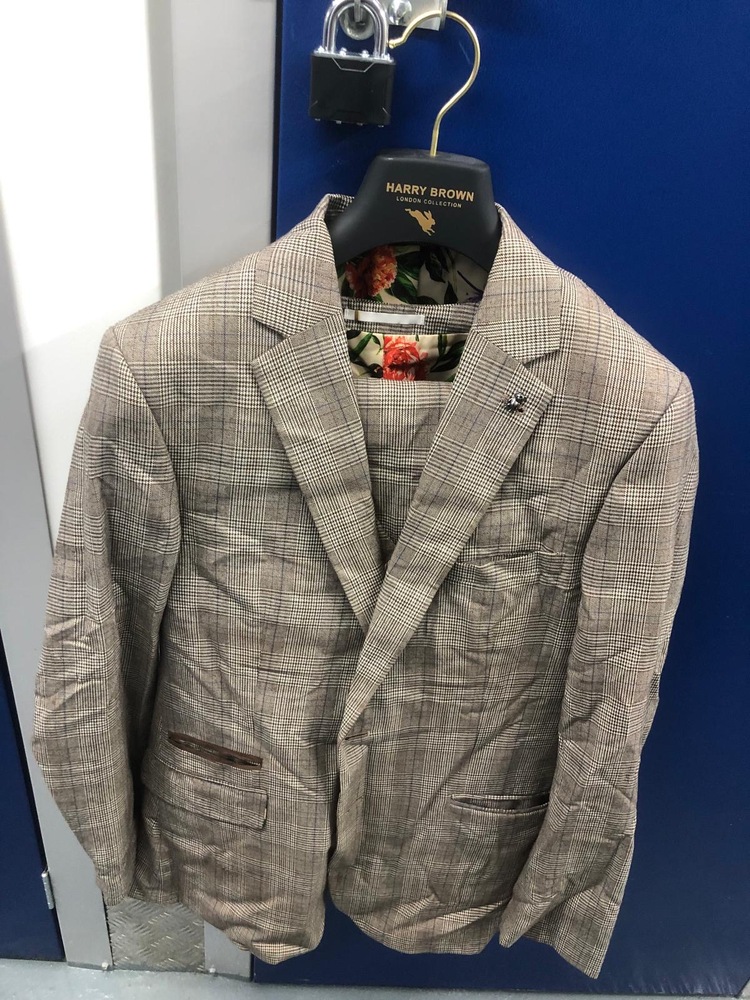 Chiswick storage facility unit auction IB-8888 26