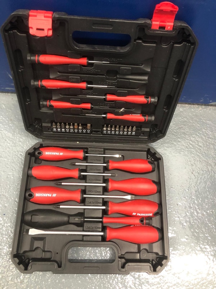 Chiswick Storage Unit auction IB-8888 32