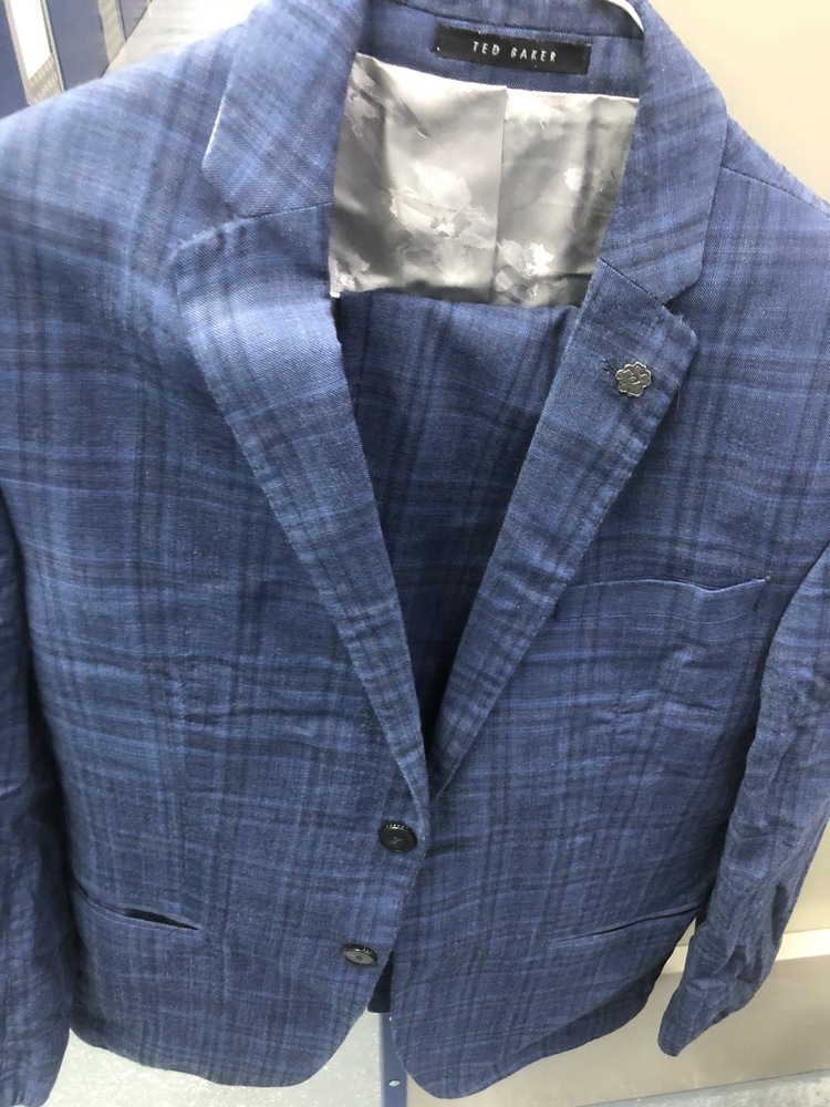 Chiswick Storage Unit auction IB-8888 32