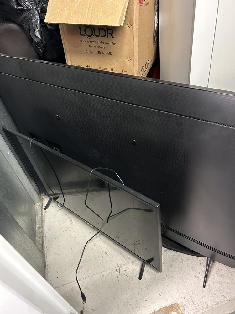 Heathrow Storage Unit auction IB-1307 12