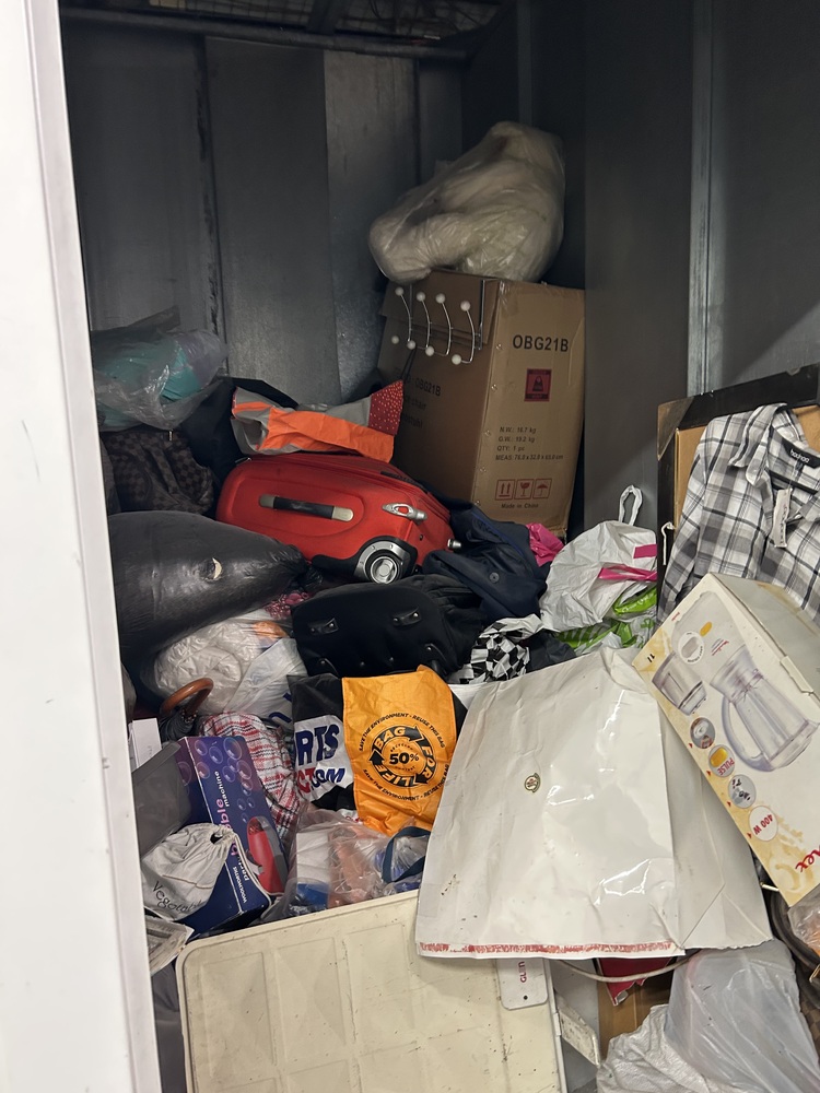 Heathrow Self storage unit auction IB-8590