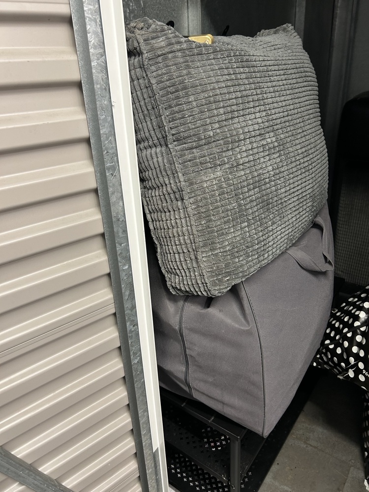 Heathrow Self storage unit auction IB-4542