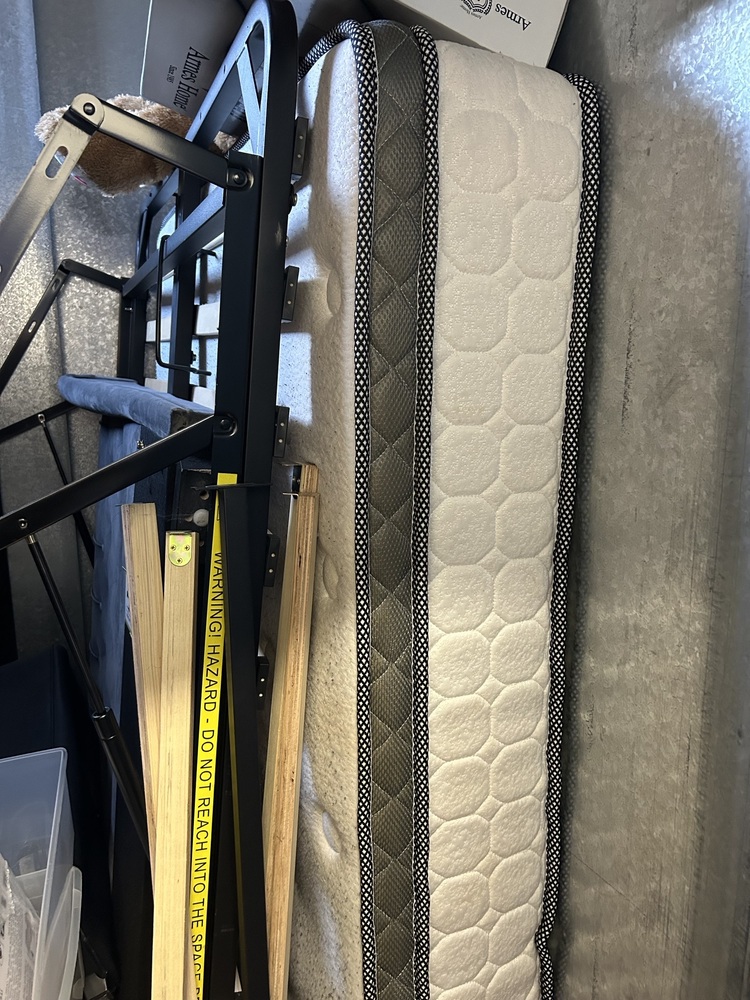 Heathrow Storage Unit auction IB-2096