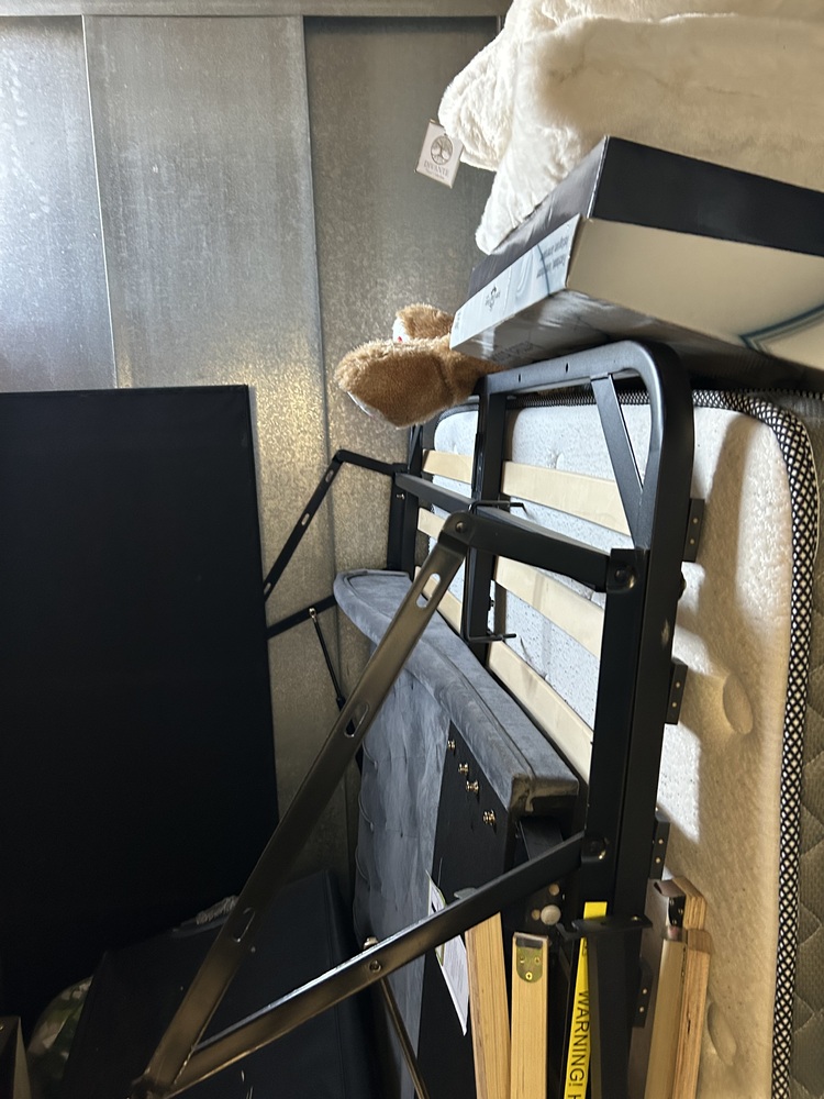 Heathrow Self storage unit auction IB-2096