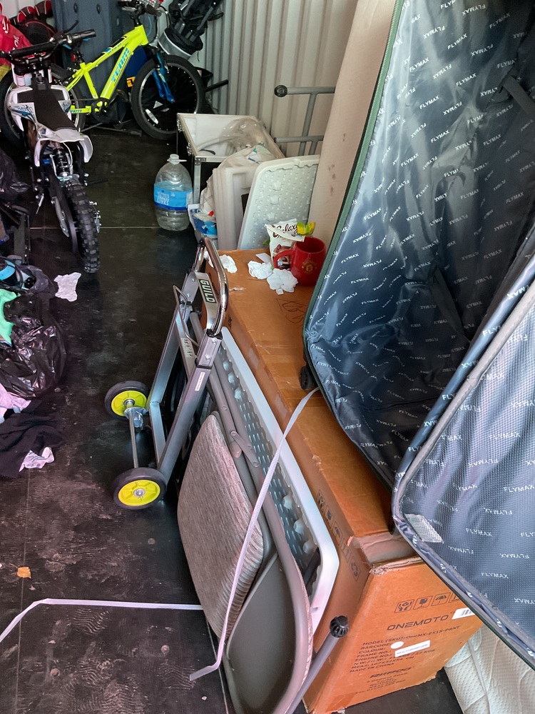 Barry Self storage unit auction IB-1513