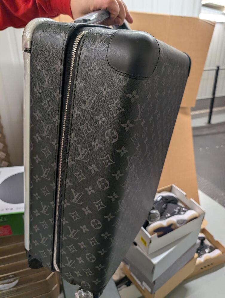 Southwark Self storage facility auction IB-1385