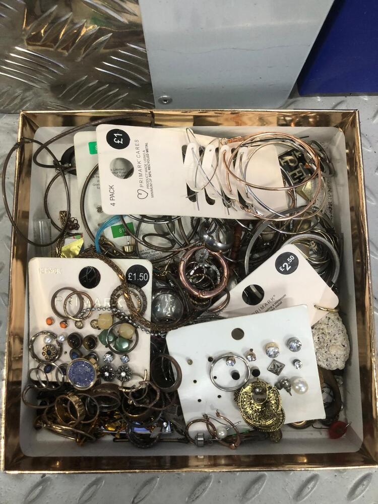 Bow Self storage unit auction IB-3043 33