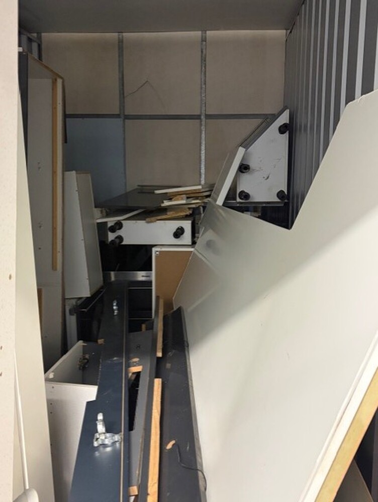 StorageMart Dunstable  Storage auction IB-9446