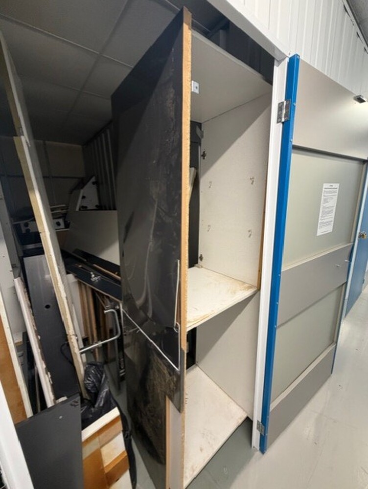 StorageMart Dunstable  Storage auction IB-9446