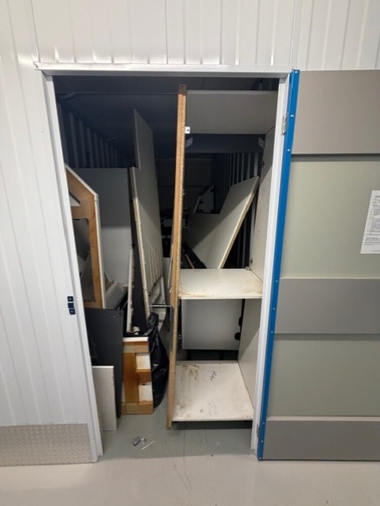 StorageMart Dunstable  Storage auction IB-9446