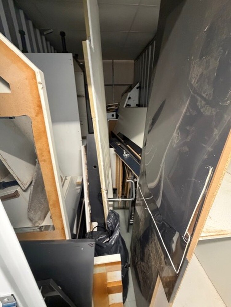 StorageMart Dunstable  Storage auction IB-9446