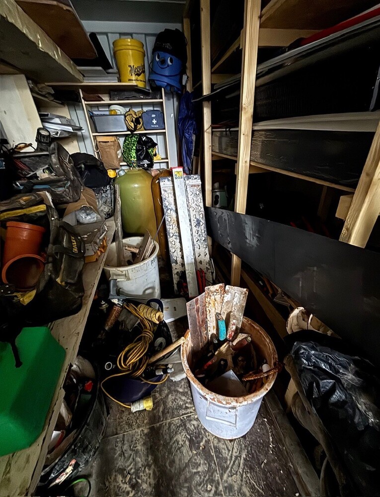 Horsham Self storage unit auction IB-9621