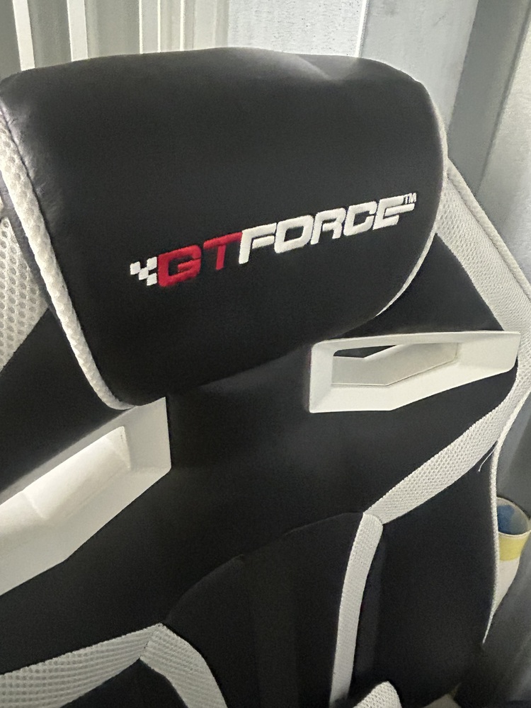 StorageMart Walton-on-Thames  Storage auction IB-8482