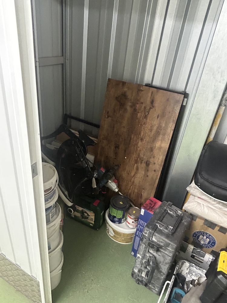 StorageMart Walton-on-Thames  Self storage auction IB-8482