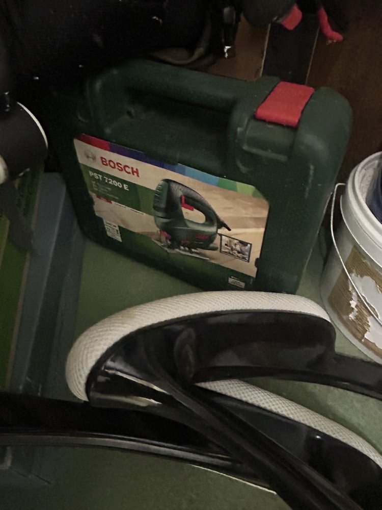 StorageMart Walton-on-Thames  Storage auction IB-8482 10