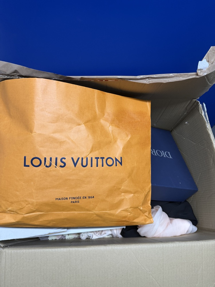 Earls Court Storage Unit auction IB-5176