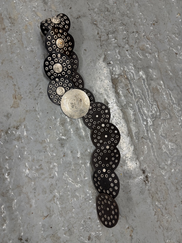 Notting Hill storage facility unit auction IB-9853