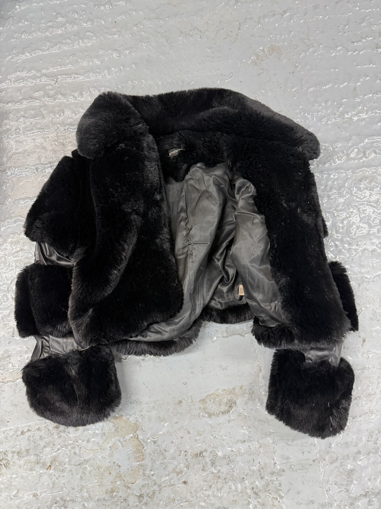 Notting Hill storage facility unit auction IB-9853