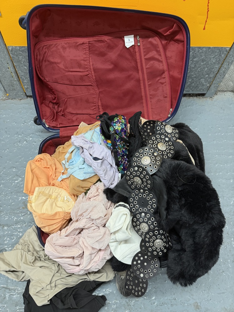 Notting Hill Storage Unit auction IB-9853 12