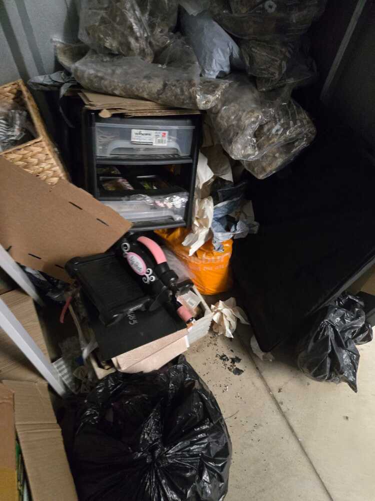 Dunstable Self storage unit auction IB-7842