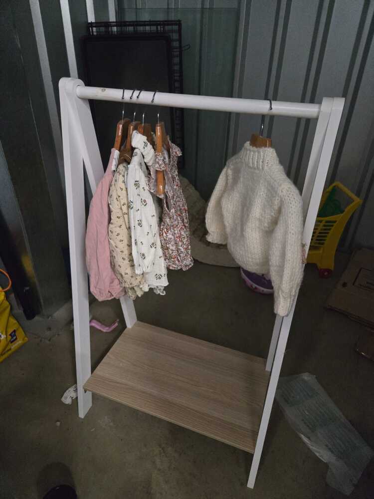 Dunstable Storage Unit auction IB-7842 12