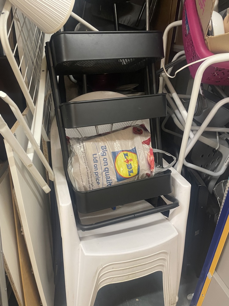 Hayes Self storage unit auction IB-3925 13