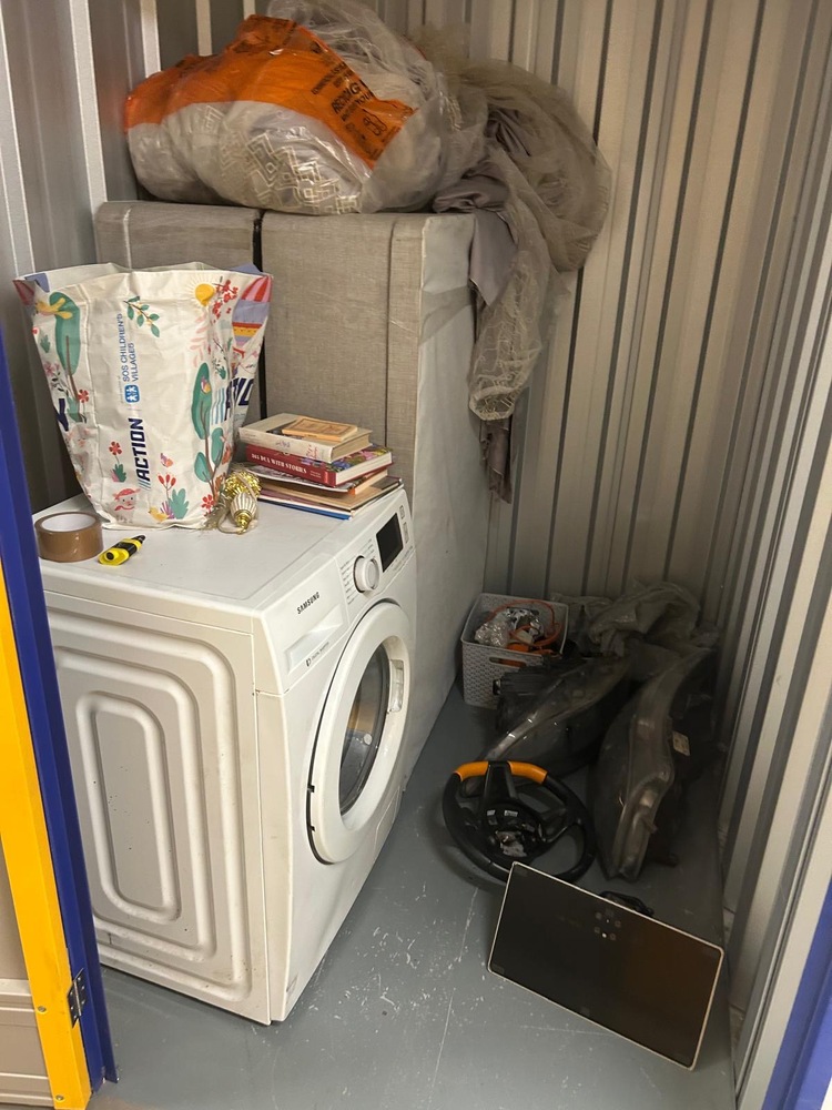 Hayes Self storage unit auction IB-6071