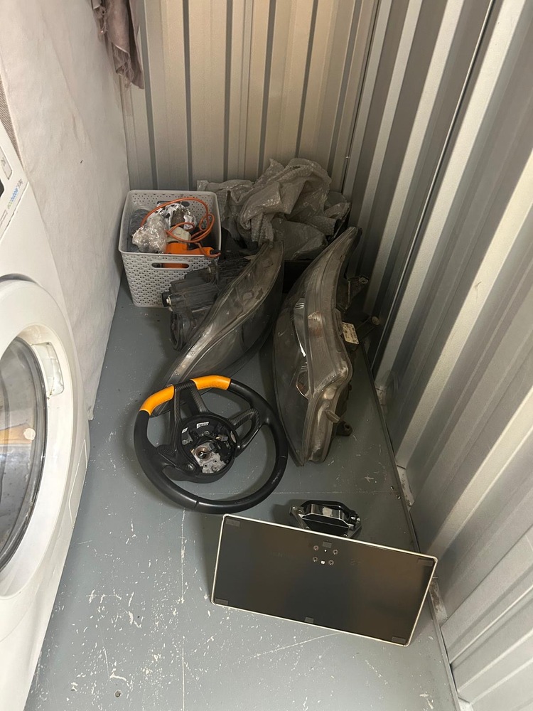 Hayes Self storage auction IB-6071 24