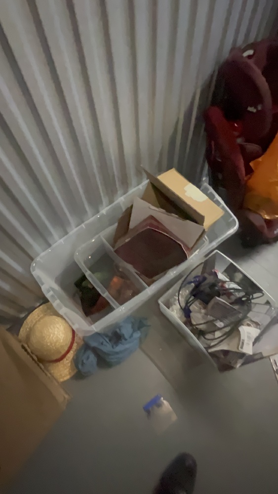 Reading Self storage unit auction IB-9224 33