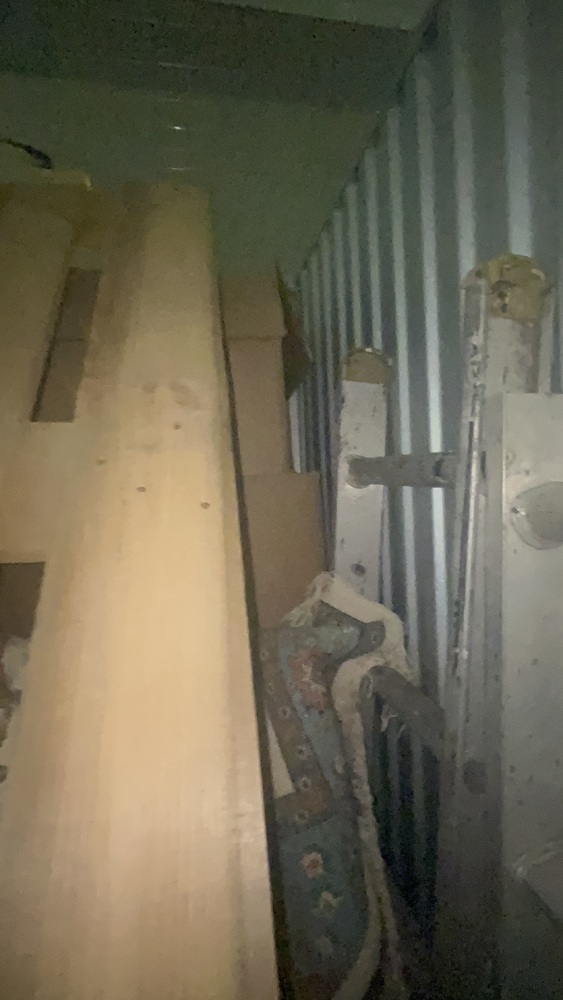 Reading storage facility unit auction IB-1348