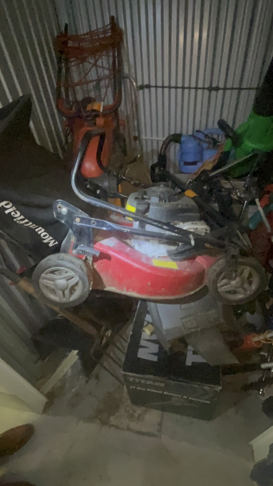 Reading Storage Unit auction IB-6582 22