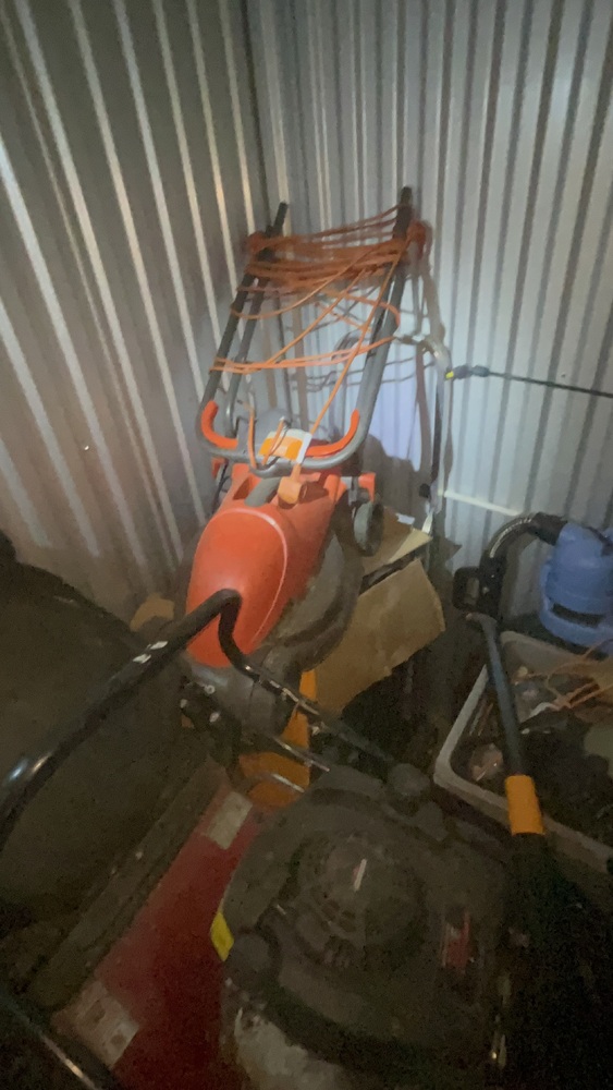 Reading Storage Unit auction IB-6582 12