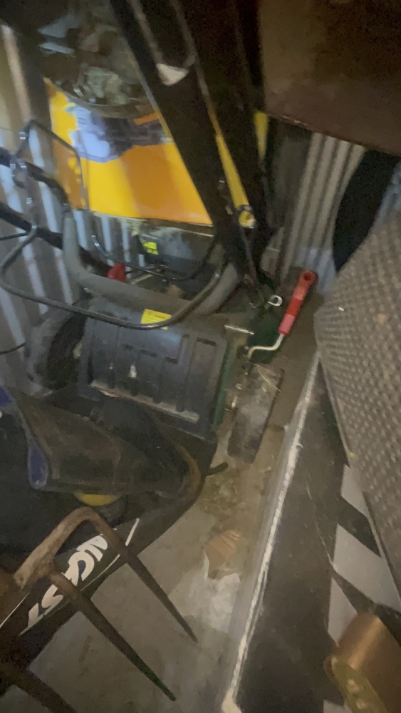 Reading storage facility unit auction IB-6582