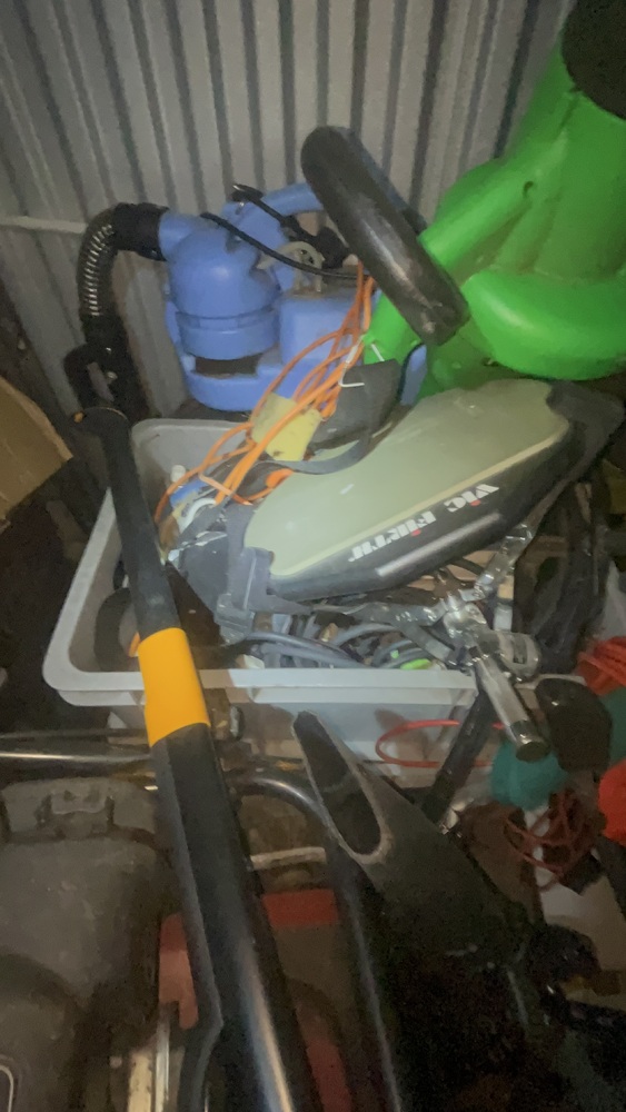 Reading storage facility unit auction IB-6582