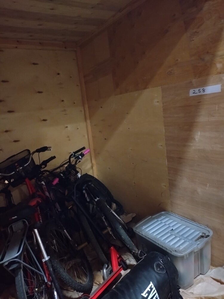 Kellys Storage (Lamberts) Storage auction IB-8142