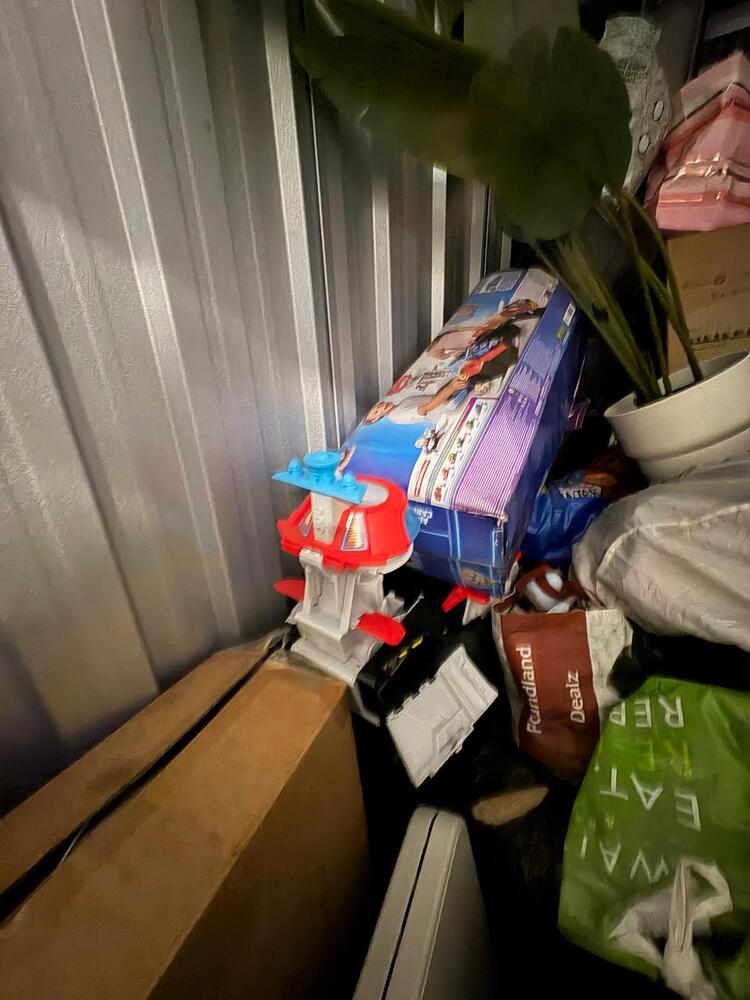 Storage King Heathrow Self storage auction IB-2698