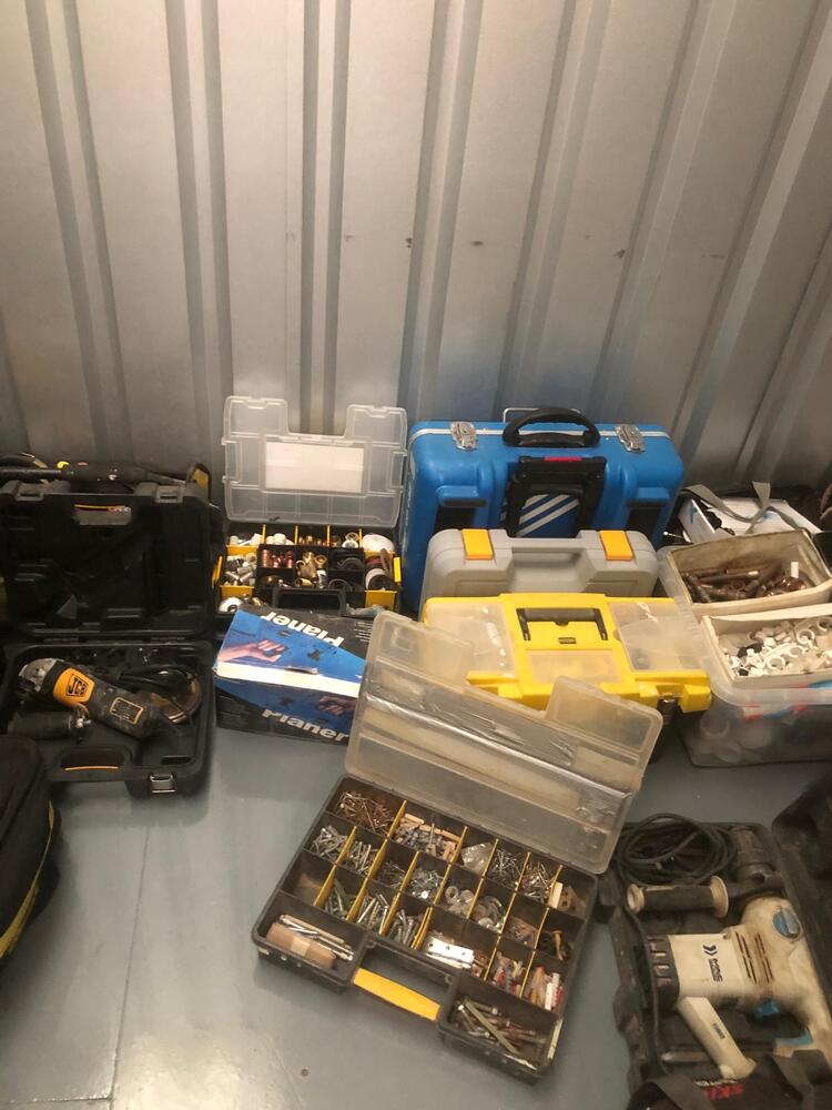 Staples Corner Storage auction IB-8842 60