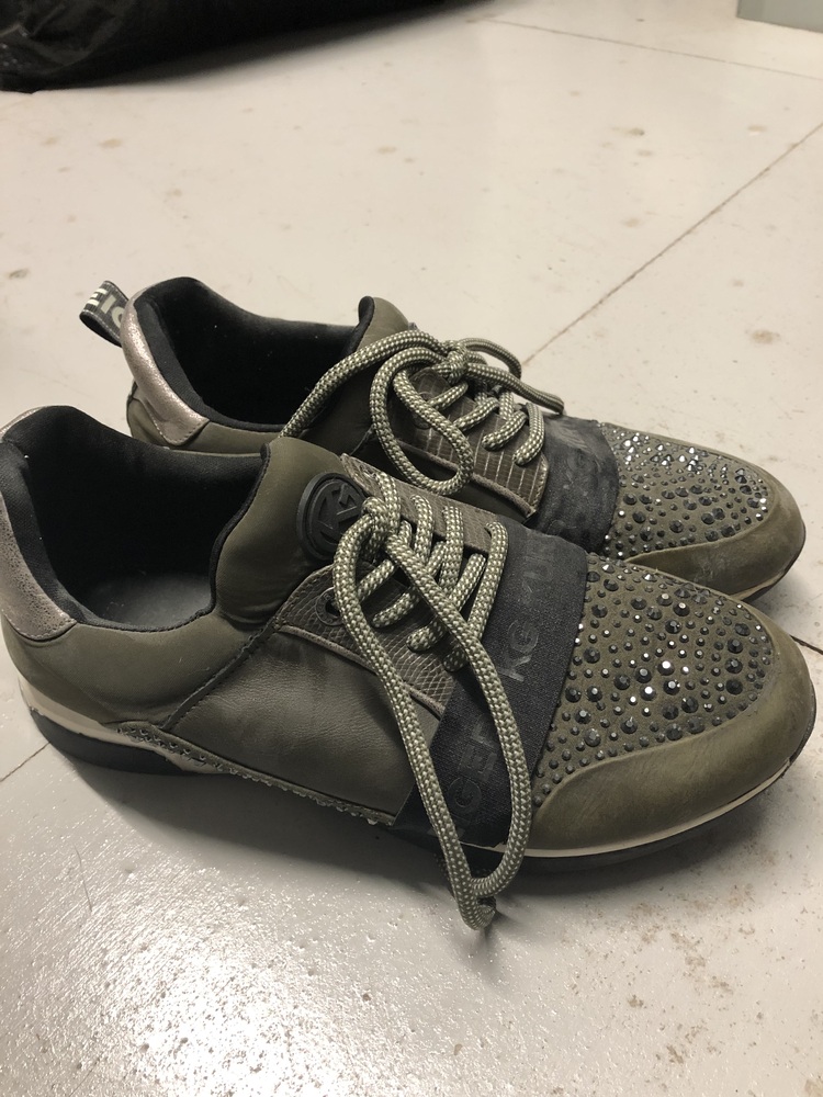 The Storage Team York storage facility unit auction IB-8648 136