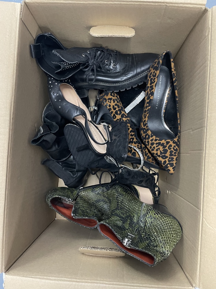 Chiswick storage facility unit auction IB-5032