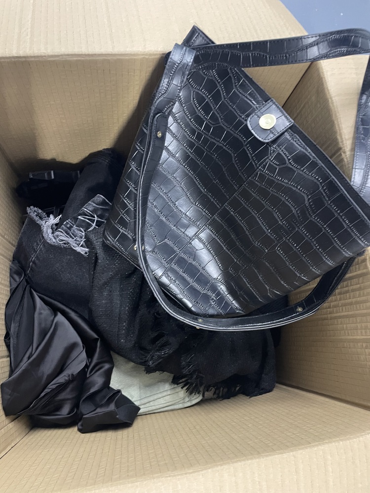 Chiswick storage facility unit auction IB-5032