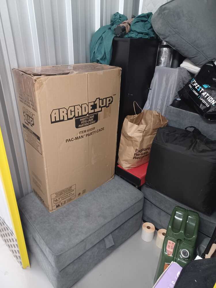 LIVERPOOL Self storage auction IB-8242