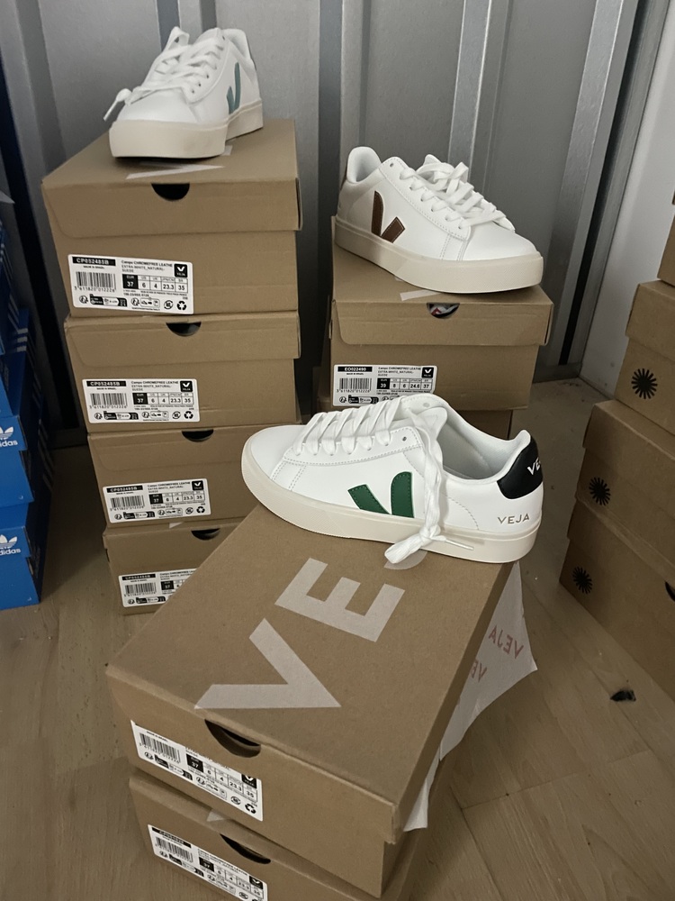 Acton Self storage unit auction IB-6886 23