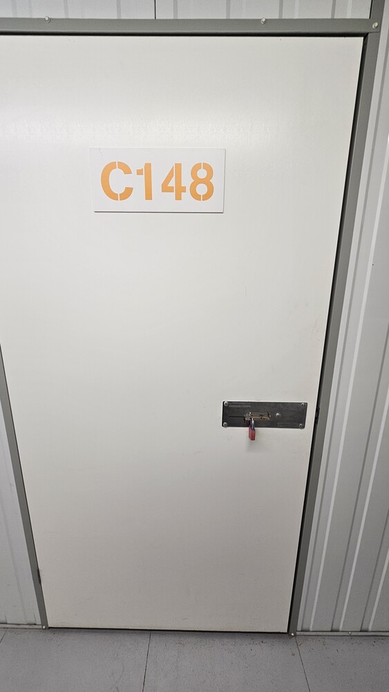 Magenta Storage Storage auction IB-9017