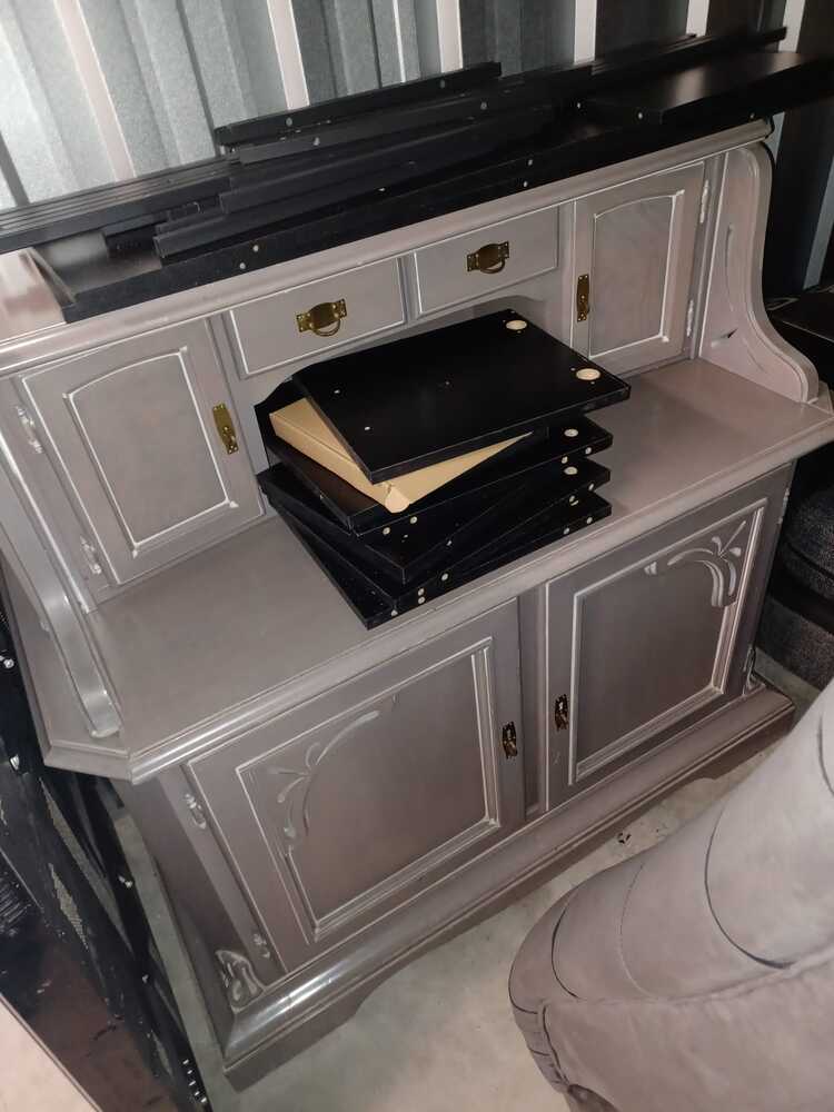 LIVERPOOL Storage Unit auction IB-6076