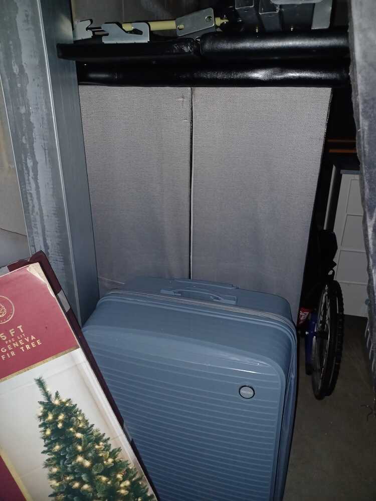 LIVERPOOL Storage Unit auction IB-6076 12