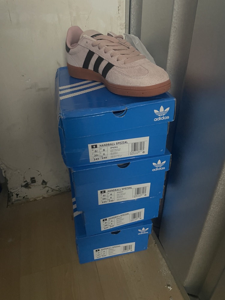 Acton storage facility unit auction IB-9376