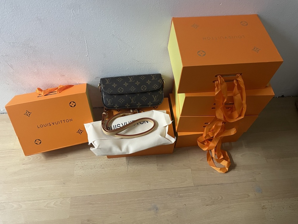 Acton storage facility unit auction IB-9376 16