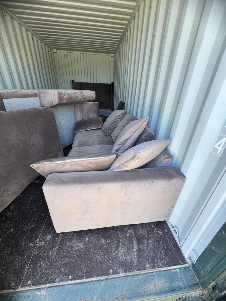 Farnham Self storage unit auction IB-5702
